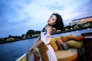 赵奕欢游轮率性洒脱写真_5
