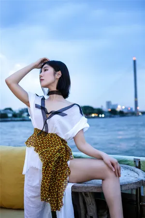 赵奕欢游轮率性洒脱写真_7