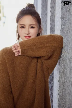 张歆艺暖色毛衣甜美写真图片_4