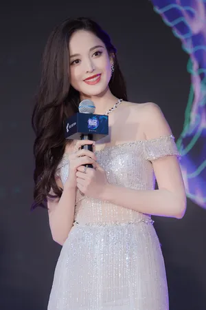 古力娜扎拖尾礼服仙气写真图片_6