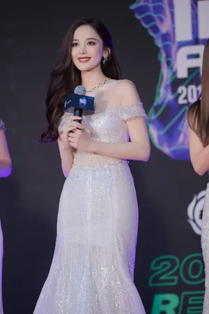 古力娜扎拖尾礼服仙气写真图片_9