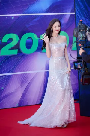 古力娜扎拖尾礼服仙气写真图片_10