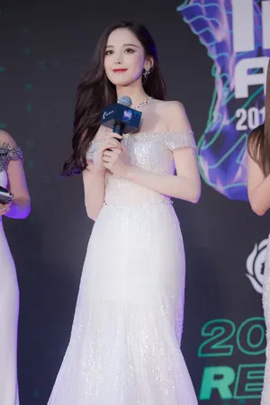 古力娜扎拖尾礼服仙气写真图片_11