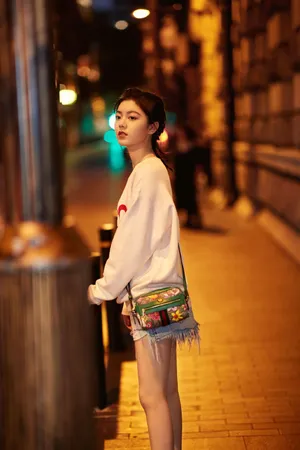 赵今麦清凉冬夜街拍写真图片