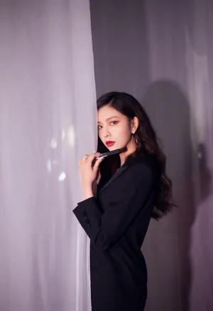 宋妍霏性感红唇美艳写真图片_2