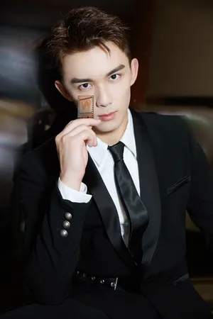 吴磊超帅黑色西装写真图片_4