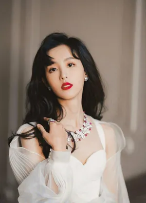 陈都灵卷发红唇性感写真图片_2