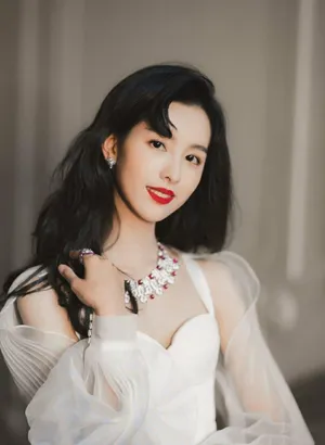 陈都灵卷发红唇性感写真图片_3