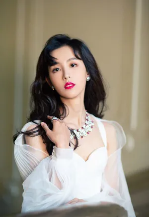 陈都灵卷发红唇性感写真图片_7