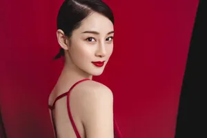 赵圆瑗露背红裙性感写真图片