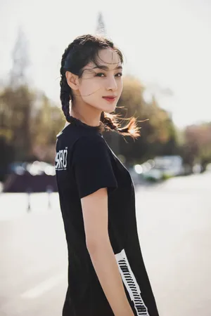 赵圆瑗麻花辫运动风街拍写真图片