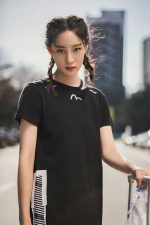 赵圆瑗麻花辫运动风街拍写真图片_2