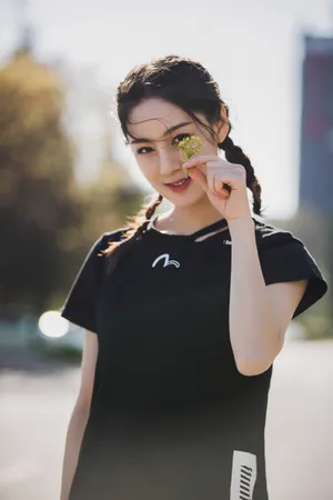 赵圆瑗麻花辫运动风街拍写真图片_3