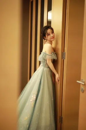 冯提莫雾霾蓝长裙气质写真图片_1