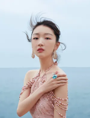 周冬雨粉裙优雅海边写真图片_2