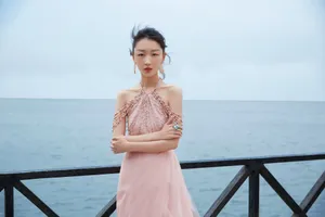 周冬雨粉裙优雅海边写真图片_3