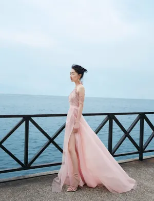 周冬雨粉裙优雅海边写真图片_4