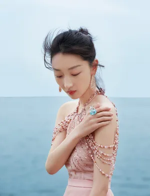 周冬雨粉裙优雅海边写真图片_6