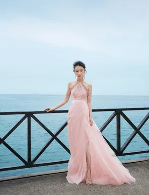 周冬雨粉裙优雅海边写真图片_7