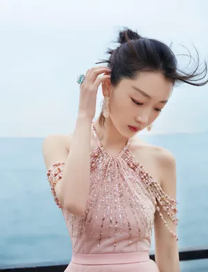 周冬雨粉裙优雅海边写真图片_8
