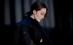李沁纯黑风衣甜酷写真图片