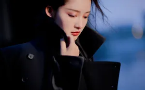 李沁纯黑风衣甜酷写真图片_3