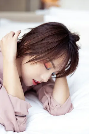 张嘉倪银熠惹火妆性感写真图片