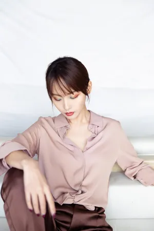 张嘉倪银熠惹火妆性感写真图片_3