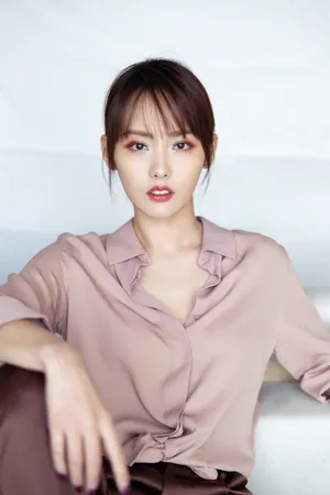 张嘉倪银熠惹火妆性感写真图片_5
