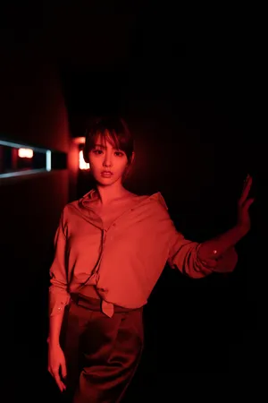 张嘉倪精致性感光影写真图片