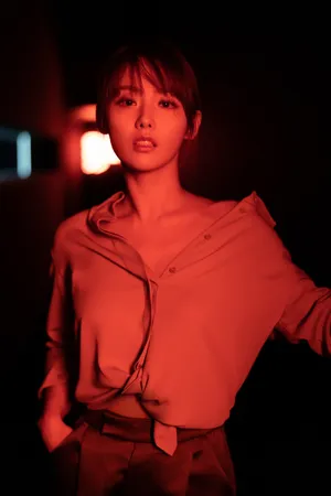 张嘉倪精致性感光影写真图片_4