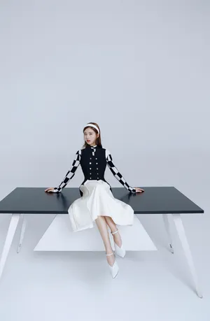 赵露思时尚摩登杂志写真大片_2
