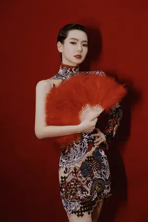 戚薇龙纹旗袍性感写真图片_2