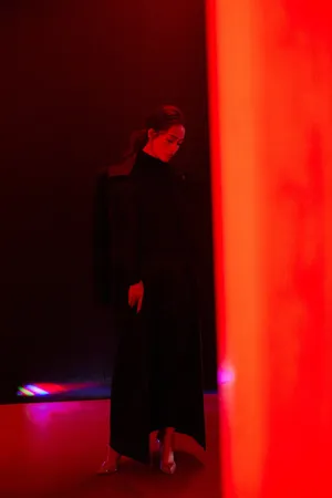 李沁酷美黑色系活动写真图片_6