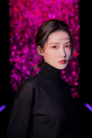 李沁酷美黑色系活动写真图片_9