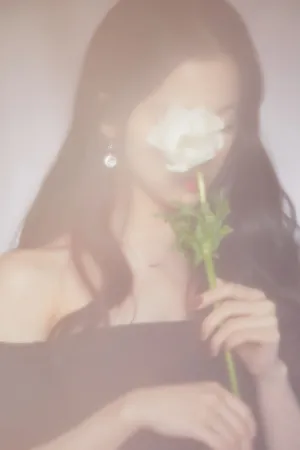 欧阳娜娜性感露肩写真图片