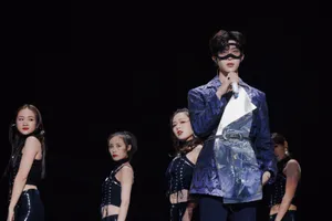 范丞丞绿色西装帅气写真图片_2