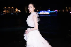 江疏影羽毛裙时尚性感写真图片