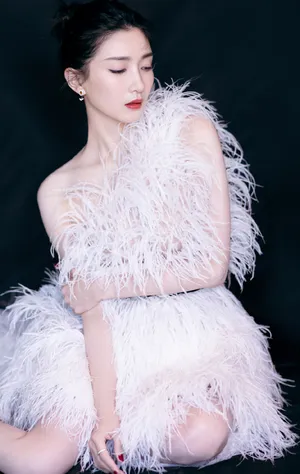 江疏影羽毛裙时尚性感写真图片_3