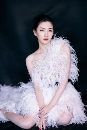 江疏影羽毛裙时尚性感写真图片_5