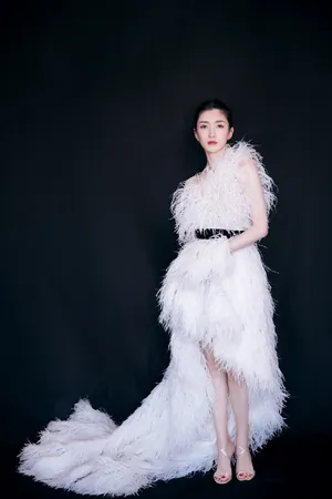 江疏影羽毛裙时尚性感写真图片_7