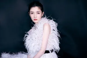 江疏影羽毛裙时尚性感写真图片_8