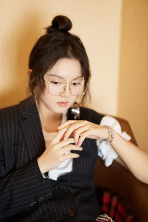 赵今麦断袖西装酷美写真图片