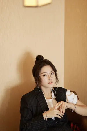 赵今麦断袖西装酷美写真图片_3