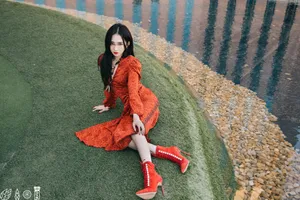 孟美岐红裙酷飒火热写真图片_1