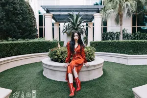 孟美岐红裙酷飒火热写真图片_1