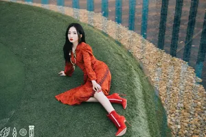 孟美岐红裙酷飒火热写真图片_2