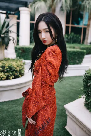 孟美岐红裙酷飒火热写真图片_3