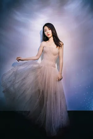 邢菲抹胸纱裙清纯写真图片_5