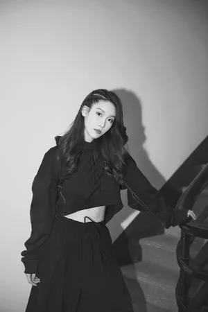 王子璇纯黑个性甜酷写真图片